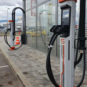 Fast charging station with 4 ports and a maximum power of 150kW